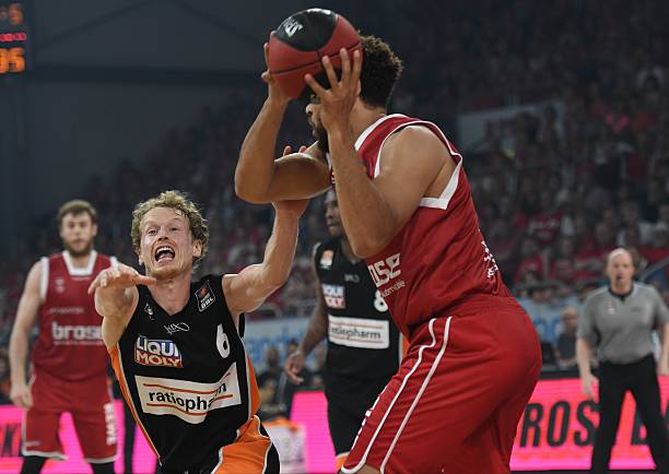 显然让U2 显然让U2