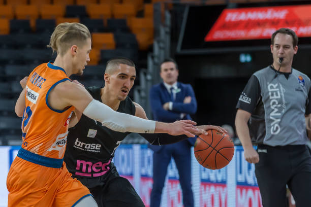 击对手防线 击对手防线